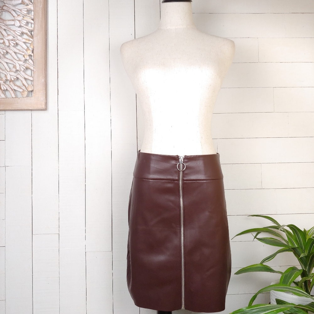 EXPRESS Vegan Leather Chocolate O-Ring Zip Front Mini Skirt Size 6